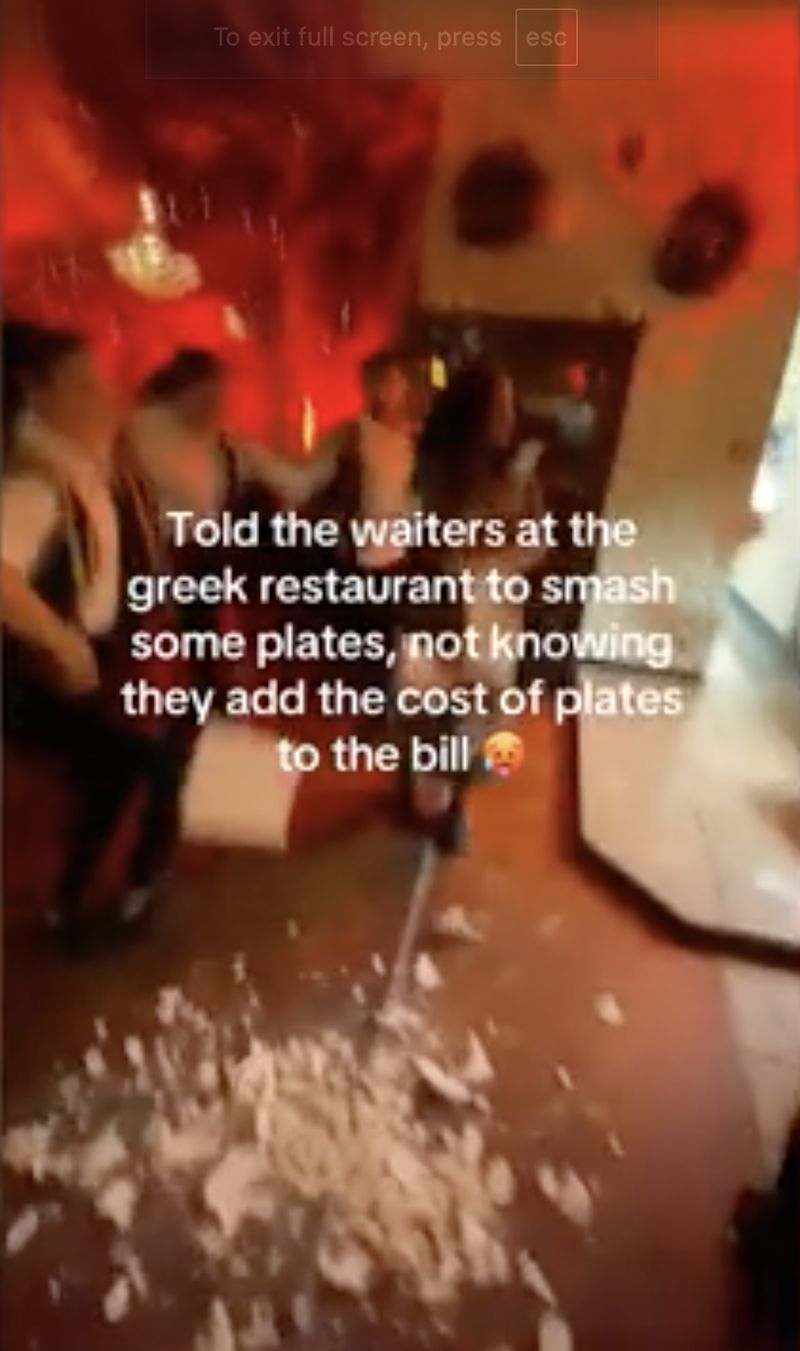 Ikut Tradisi Lempar Piring di Resto, Pengunjung Ini Kaget Ditagih Biaya