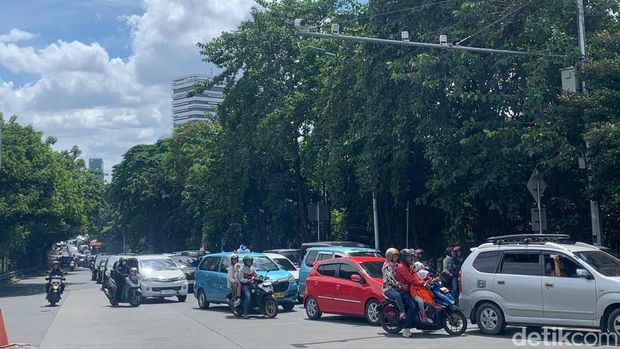 Jalan menuju kawasan Taman Margasatwa Ragunan, Jakarta Selatan, macet parah (Mulia Budi/detikcom)