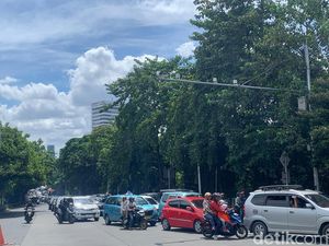 Jalan Arah Ragunan Jaksel Macet Parah, Lalin Dialihkan