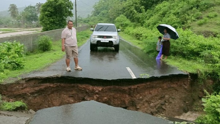 Jalan provinsi di perbatasan Dusun Slodong dan Dusun Blongas, Desa Buwun Mas, Kecamatan Sekotong, Lombok Barat, NTB, amblas akibat banjir bandang, Rabu (1/1/2025). (Dok. BPBD NTB)