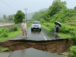 Banjir Bandang Terjang Buwun Mas Lombok Barat, Jalan Provinsi Amblas