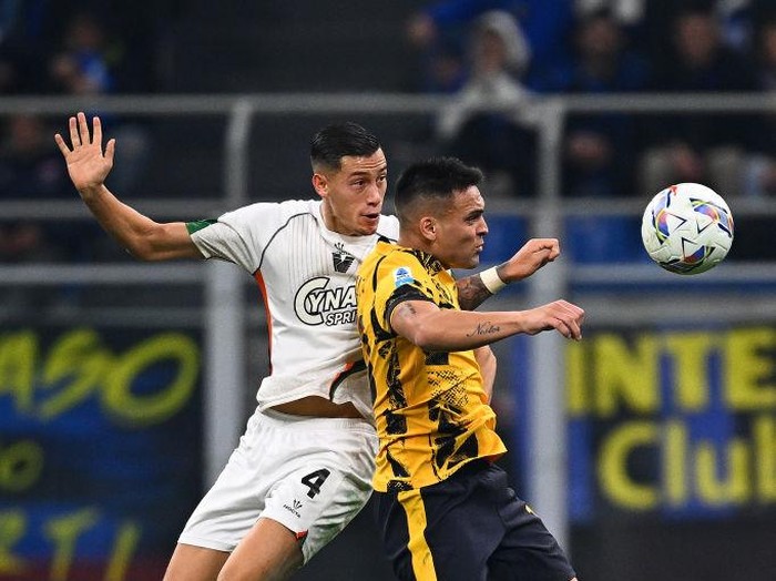 Jay Idzes of Venezia FC and Romelu Lukaku of SSC Napoli compete for the ball during the serie Serie A Enilive match between SSC Napoli and Venezia FC at Stadio Diego Armando Maradona on December 29, 2024 in Naples, Italy  (Photo by Giuseppe Maffia/NurPhoto via Getty Images)