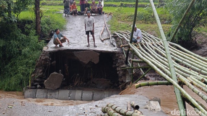 Jembatan antardesa di Probolinggo putus