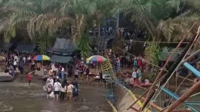 Jembatan gantung Sungai Malus Lubuklinggau putus