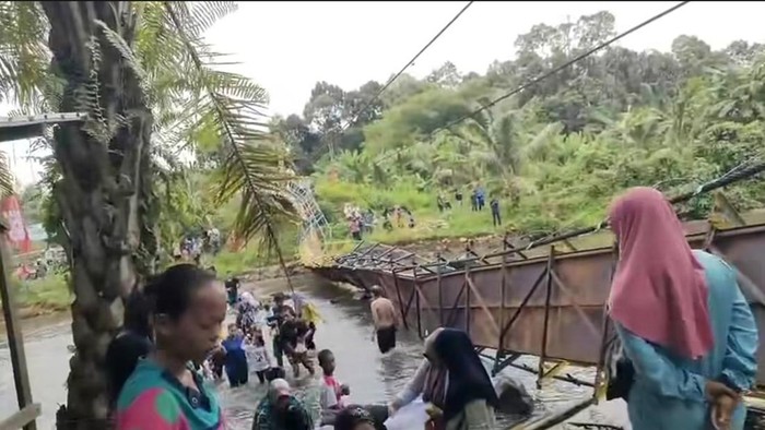 Jembatan gantung Wisata Sungai Malus Lubuklinggau putus.