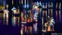 Yang menarik, model melakukan canal parade, yaitu parade dari perahu melintasi kanal.