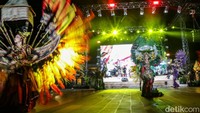 Model dari Jember Fashion Carnaval memperagakan busana dalam malam tahun baru 2025 di Batavia Pantai Indah Kapuk (PIK), Jakarta, Selasa (31/12/2024). Jember Fashion Carnaval merupakan salah satu hiburan utama di Batavia PIK.