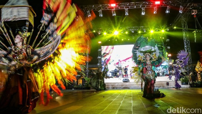 Jember Fashion Carnaval Meriahkan Malam Tahun Baru di PIK Model dari Jember Fashion Carnaval memperagakan busana dalam malam tahun baru 2025 di Batavia Pantai Indah Kapuk (PIK), Jakarta, Selasa (31/12/2024). Jember Fashion Carnaval merupakan salah satu hiburan utama di Batavia PIK.