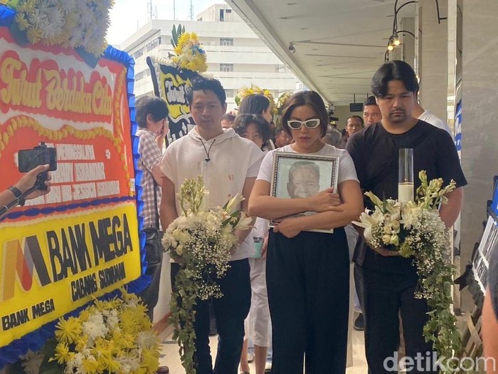 Jessica Iskandar Jessica Iskandar kremasi jenazah ayah.