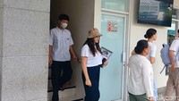 Jessica Iskandar yang belum 40 hari usai melahirkan, terlihat tegar mengantar jenazah ayah dikremasi. Akan tetapi, dia harus menitipkan bayinya dengan orang di rumahnya. Foto: Febri/detikHOT
