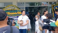Keluarga Jessica Iskandar tak mau menyimpan abu jenazah Hardy Iskandar. Mereka akan melarung semua abu jenazah ke laut agar mendiang bebas. Foto: Febri/detikHOT