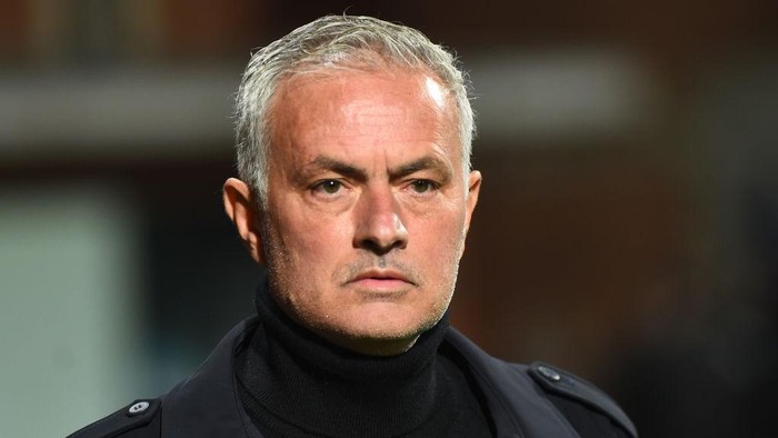 ISTANBUL, TURKEY - DECEMBER 20: Coach Jose Mourinho of Fenerbahce during the Turkish Super League match between Eyupspor and Fenerbahce at Kasimpasa Recep Tayyip Erdogan Stadium on December 20, 2024 in Istanbul, Turkey.  (Photo by Seskim Photo/MB Media/Getty Images)