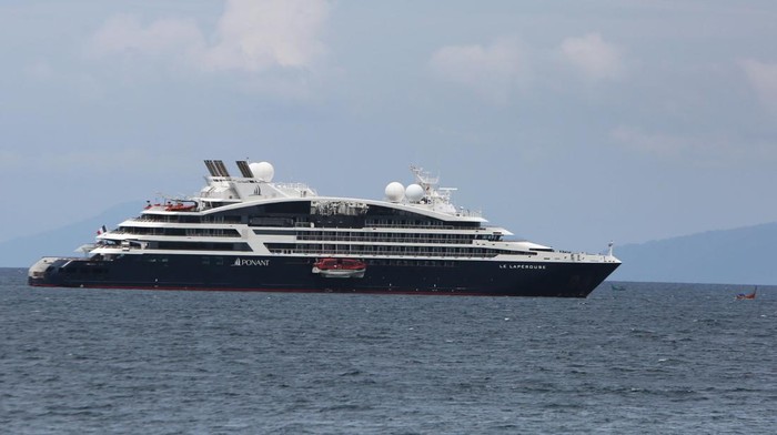 Wisatawan berada  di dermaga pelabuhan sebelum menuju ke Kapal Pesiar  MV  Le Laperouse  berbendera Prancis di perairan pelabuhan Ulee Lheue, Banda Aceh, Aceh, Selasa (31/12/2024). Kapal pesiar MV Le Laperouse yang berlayar dari Malacca, Malaysia mengangkut sebanyak 153 wisatawan dan sebanyak 122 kru itu mengunjungi Kota Banda Aceh untuk menyaksikan sejumlah objek wisata sebelum melanjutkan perjalanan ke Pulau Asok, kabupaten Aceh Singkil, provinsi Aceh.ANTARA FOTO/Ampelsa/foc.