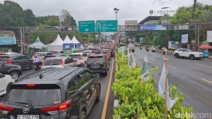 Kemacetan mengular di Simpang Gadog arah Puncak (M Sholihin/detikcom)