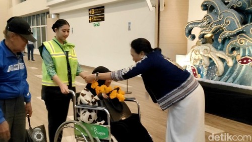 Kemenpar dan jajaran menyambut penumpang dari Melbourne, Australia yang tiba di Bandara Ngurah Rai, Bali, Rabu (1/1/2024).