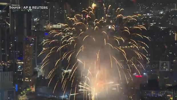 Pertunjukan kembang api yang ramah lingkungan memukau penonton di Thailand dalam menyambut tahun baru 2025.