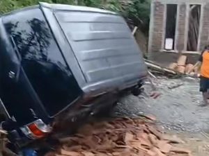 Mobil Terguling di Perbukitan Samigaluh Kulon Progo