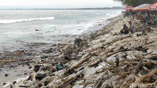 Kondisi Pantai Kuta, Rabu (1/1/2024).
