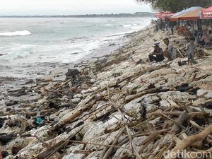 Kemenpar Tepis Banjir Sampah di Kuta karena Salah Kelola