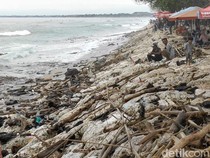 Cuaca Buruk, Wisatawan di Pantai Kuta Terganggu Sampah dan Ombak Tinggi