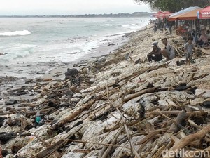Kemenpar Tepis Banjir Sampah di Kuta karena Salah Kelola