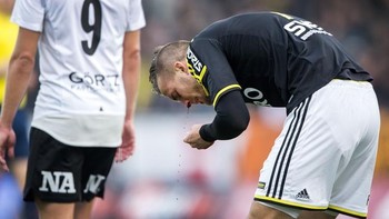 Menengadahkan kepala saat mimisan justru akan menimbulkan masalah baru, bukan meredakannya, karena darah dapat masuk ke tenggorokan dan lambung. (Foto: GettyImages)  