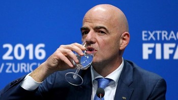 Kita tidak perlu meminum sampai delapan gelas sehari karena tubuh juga mendapatkan cairan dari makanan, tapi tetap utamakan minum air mineral saat merasa haus. (Foto: GettyImages)  