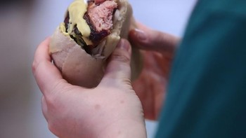 Aturan belum lima detik terhadap makanan terbukti salah karena kuman akan langsung menghinggapi begitu makanan tersebut jatuh. (Foto: GettyImages)  