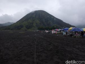 Hujan, Kunjungan Wisatawan Gunung Bromo Turun Saat Tahun Baru 2025