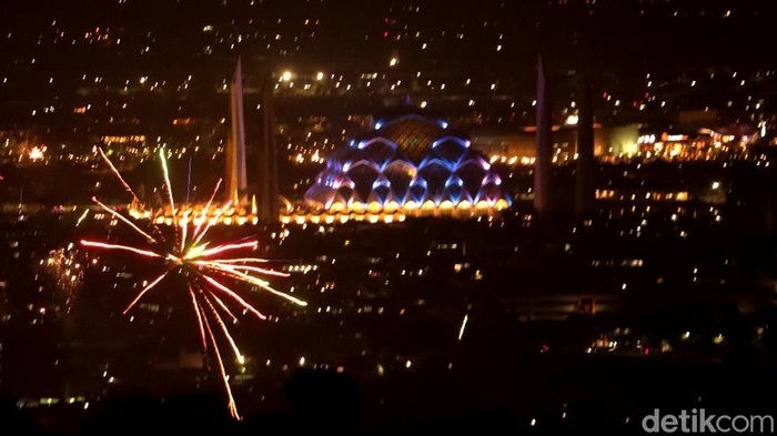 Langit Kota Bandung saat malam tahun baru 2025.
