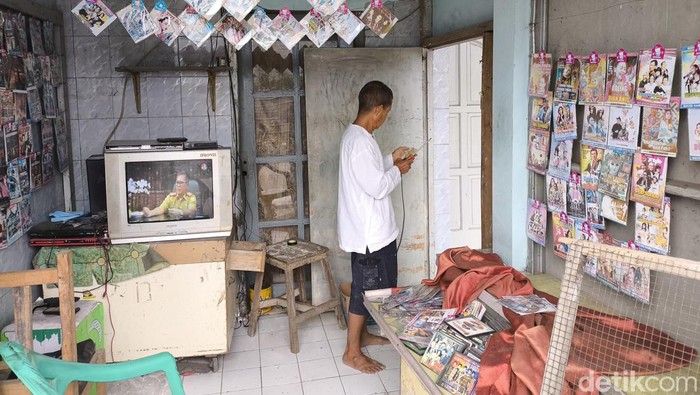 Lapak DVD bajakan di Cirebon.