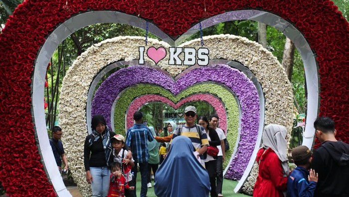 Sejumlah warga berkunjung di Kebun Binatang Surabaya, Surabaya, Jawa Timur, Rabu (1/1/2025). Perusahaan Daerah (PD) Taman Satwa Kebun Binatang Surabaya mencatat pada Rabu (1/1) pukul 11.00 WIB sebanyak 22.000 orang berkunjung di Kebun Binatang Surabaya pada libur tahun baru 2025. ANTARA FOTO/Didik Suhartono/YU