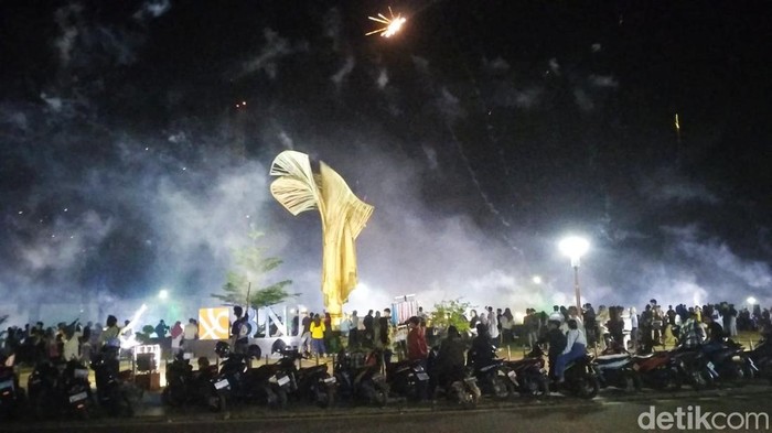 Malam tahun baru di Bundaran Air Mancur Jakabaring dipenuhi warga dari luar Palembang