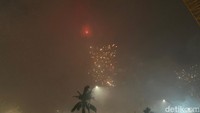 Pengunjung menikmati letusan kembang api di langit CPI Makassar. Fatmawati Hamzading/detikSulsel