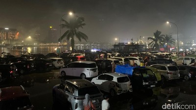 Hujan Lebat Warnai Perayaan Malam Tahun Baru 2025 di CPI Makassar