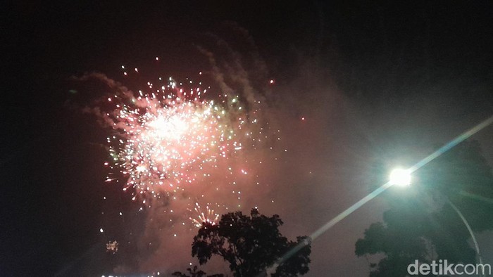 Pertunjukan kembang api di Lapangan Benteng Medan dalam momen malam pergantian tahun 2024 ke 2025