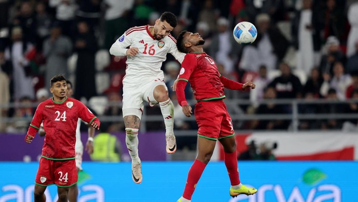 Soccer Football - Gulf Cup - Group A - United Arab Emirates v Oman - Jaber Al-Mubarak Al-Hamad Stadium, Kuwait City, Kuwait - December 27, 2024 United Arab Emirates Marcus Meloni in action with Omans Hussein Al-Shahri and Abdullah Fawaz REUTERS/Mohamed Abd El Ghany