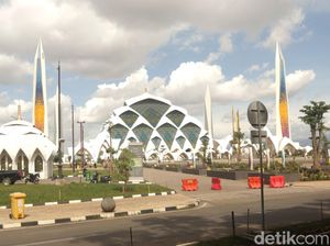 Pungli yang Tak Kunjung Padam di Masjid Al Jabbar