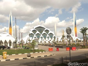 Masjid Al Jabbar Jadi Pilihan Intan dan Dewi di Awal Tahun 2025