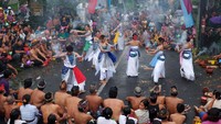 Tradisi yang digelar setiap 1 Januari tersebut diikuti ratusan orang termasuk wisatawan mancanegara. 