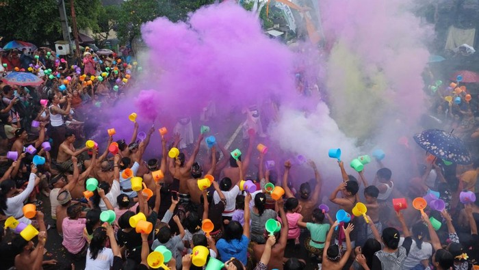 Melihat Keseruan Festival Air Suwat di Bali Seniman bersama warga menampilkan tari kreasi pada Festival Air Suwat (FAS) ke-10 di Desa Suwat, Gianyar, Bali, Rabu (1/1/2025). Tradisi tahunan yang digelar setiap tanggal 1 Januari tersebut diikuti 700 orang serta sejumlah wisatawan mancanegara yang bertujuan untuk membersihkan diri dan memperkuat persaudaraan antarwarga. ANTARA FOTO/Nyoman Hendra Wibowo/YU