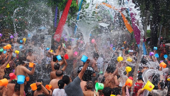 Melihat Keseruan Festival Air Suwat di Bali Seniman bersama warga menampilkan tari kreasi pada Festival Air Suwat (FAS) ke-10 di Desa Suwat, Gianyar, Bali, Rabu (1/1/2025). Tradisi tahunan yang digelar setiap tanggal 1 Januari tersebut diikuti 700 orang serta sejumlah wisatawan mancanegara yang bertujuan untuk membersihkan diri dan memperkuat persaudaraan antarwarga. ANTARA FOTO/Nyoman Hendra Wibowo/YU