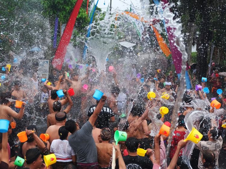 Melihat Keseruan Festival Air Suwat di Bali