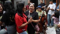 Menurut salah satu keturunan Portugis, kegiatan pawai keroncong telah dilakukan para leluhu sejak dulu. 