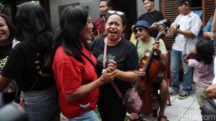 Masyarakat keturunan Portugis menggelar pawai keroncong di kawasan Tugu, Cilincing, Jakarta Utara, Rabu (1/1/2025). Kegiatan ini juga untuk silaturahmi dengan keluarga.