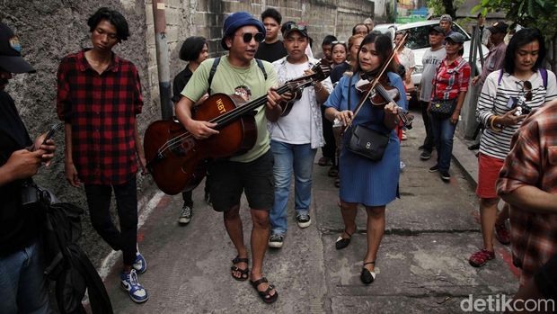 Masyarakat keturunan Portugis menggelar pawai keroncong di kawasan Tugu, Cilincing, Jakarta Utara, Rabu (1/1/2025). Kegiatan ini juga untuk silaturahmi dengan keluarga.