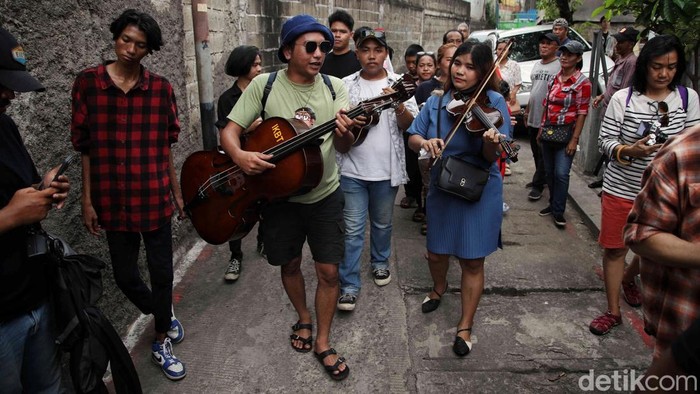 Mengawali 2025 dengan Silaturahmi Ala Keroncong Tugu Masyarakat keturunan Portugis menggelar pawai keroncong di kawasan Tugu, Cilincing, Jakarta Utara, Rabu (1/1/2025). Kegiatan ini juga untuk silaturahmi dengan keluarga.