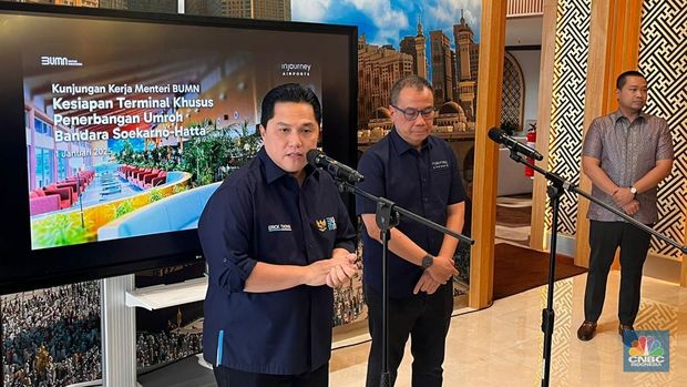 Menteri BUMN, Erick Thohir memberikan keterangan saat melakukan kunjungan kesiapan Terminal Khusus Penerbangan Umroh Bandara Soekarno-Hatta. (CNBC Indonesia/Crysania)