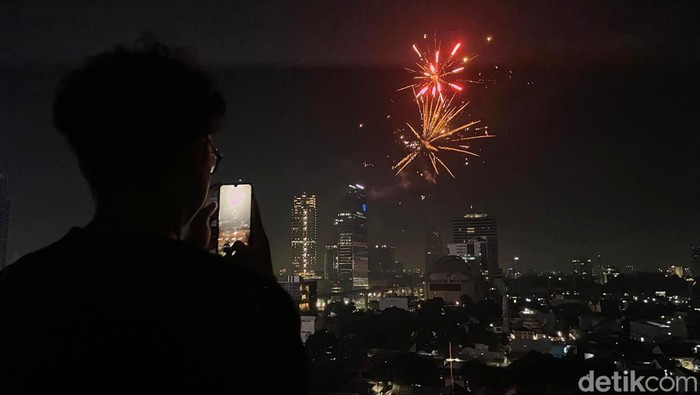 Menyaksikan Kembang Api Tahun Baru 2025 dari Gedung Tinggi Jakarta Pesta kembang api menjadi momen ikonik malam pergantian tahun. Sejumlah warga Jakarta menyaksikannya dari gedung tinggi, Rabu (1/1/2025).