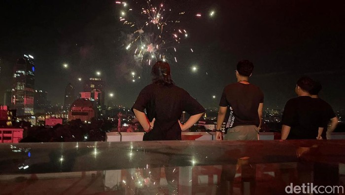 Pesta kembang api menjadi momen ikonik malam pergantian tahun. Sejumlah warga Jakarta menyaksikannya dari gedung tinggi, Rabu (1/1/2025).